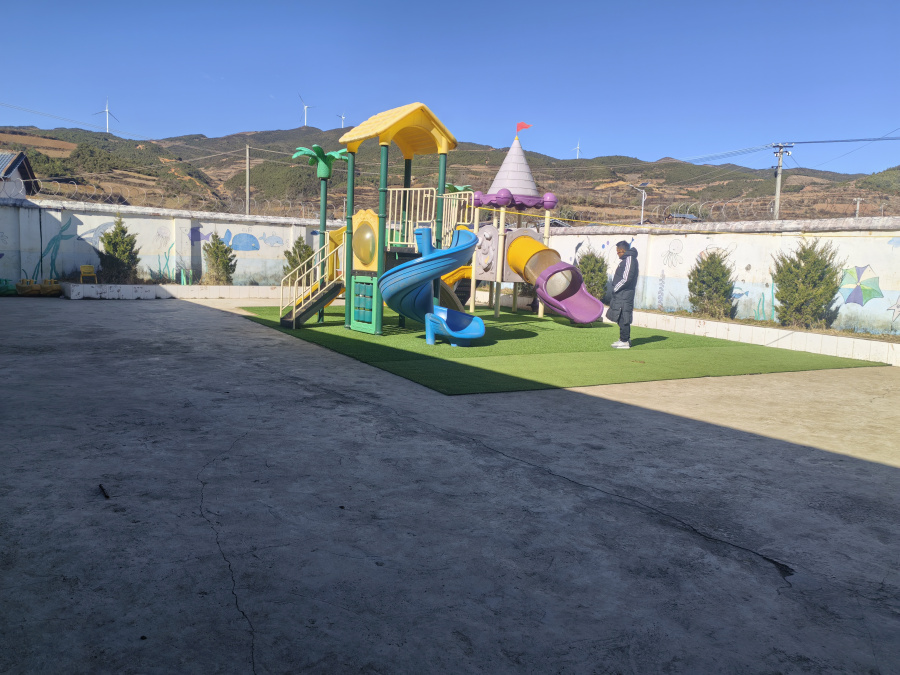 1781771506973683ZLFn.jpg 坡洛幼教点户外环境.jpg